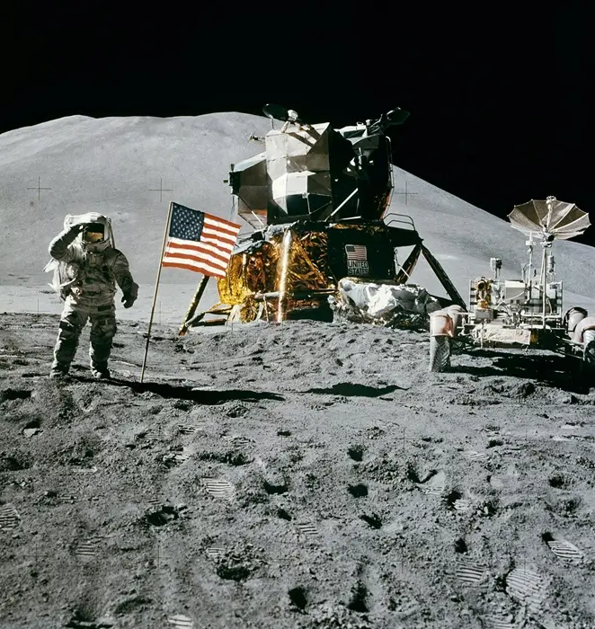 Astronaute sur la surface lunaire près du module Eagle