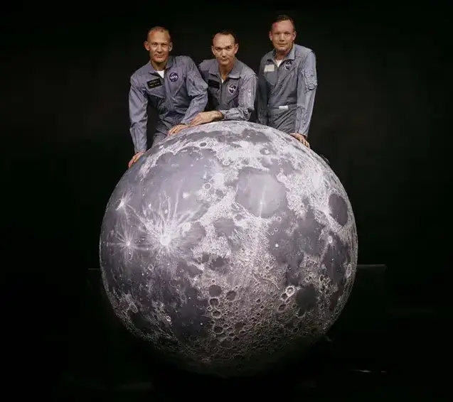 Montage des astronautes posant devant une image de la Lune