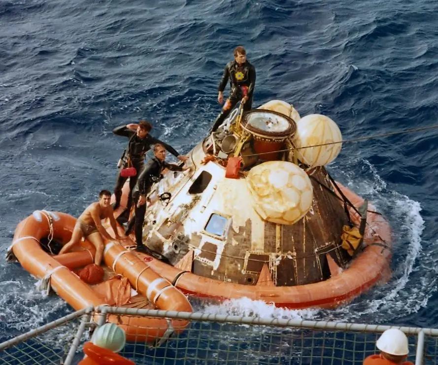 Module de commande d'Apollo 11 après son amerrissage