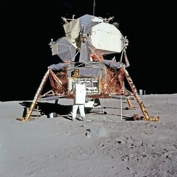 Module lunaire Eagle d'Apollo 11 sur la surface de la Lune avec un astronaute
