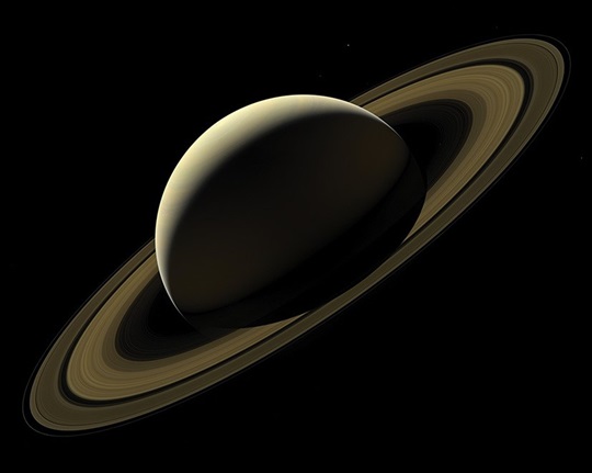 Planète Saturne et ses anneaux photographiés par la sonde Cassini