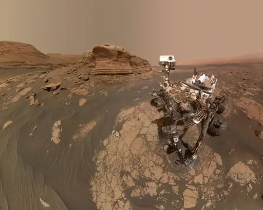 Rover Curiosity en exploration sur une formation rocheuse martienne