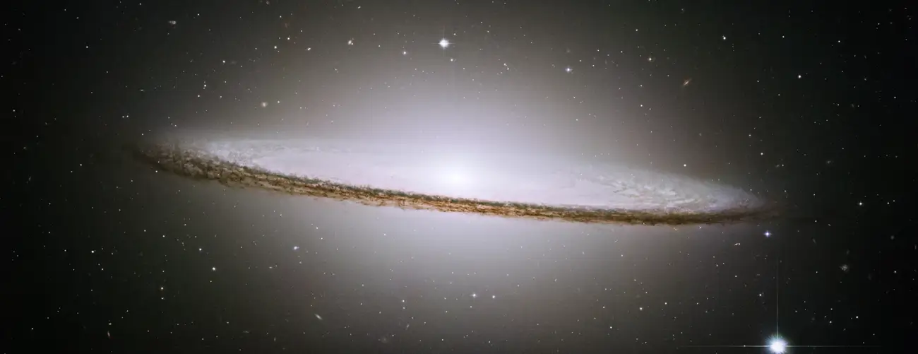Galaxie du Sombrero vue de profil avec son disque de poussière