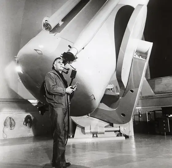 Astronome Edwin Hubble travaillant avec un télescope historique