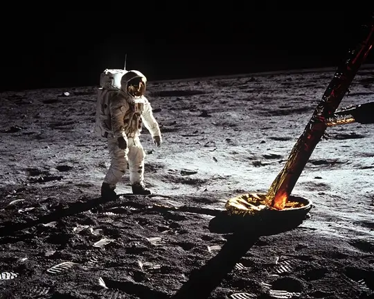 Neil Armstrong marchant sur la surface lunaire